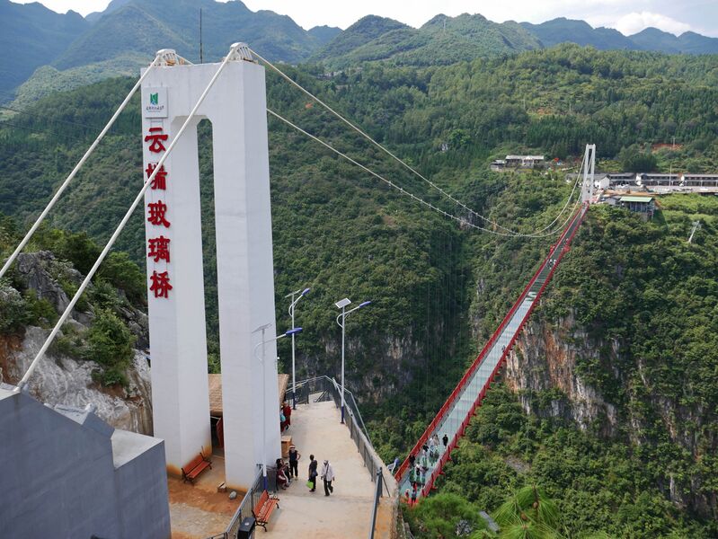 File:NizhuheFootbridgeSouthTowerWhite.JPG