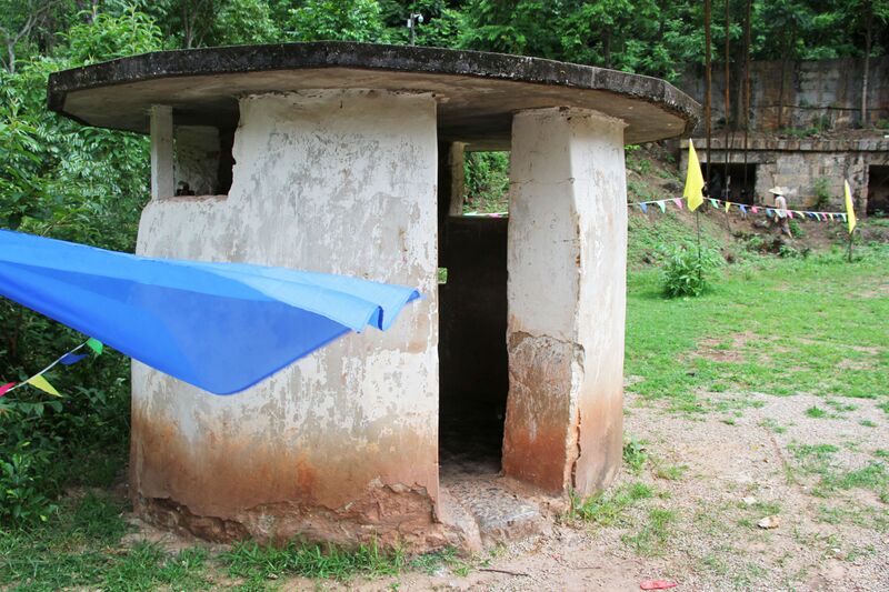 File:NujiangSuspensionGatehouse.jpg