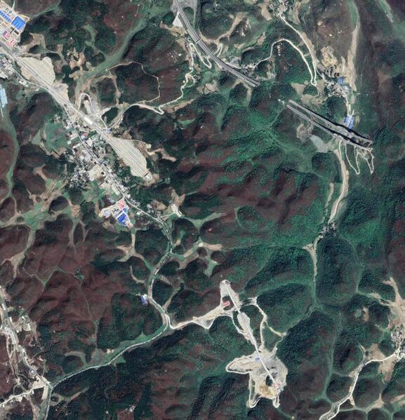 File:Pengjiachong Number1RailwaySatelliteWide.jpg