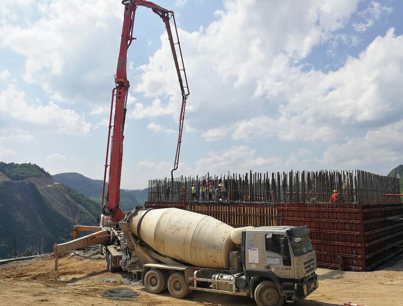 File:YangbaoshanConcretePour.jpg