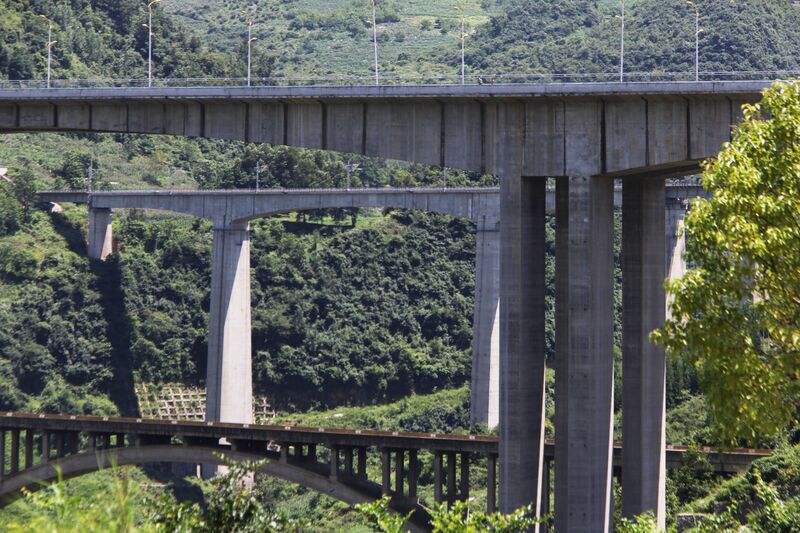 File:DinaheNewRoad3Bridges.JPG