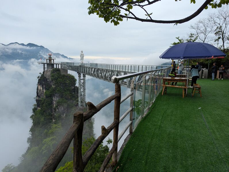 File:Qingjiang FangshanGlassFootbridgeGreen.jpg
