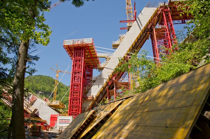 File:140519-Pfafers-Hilfspylon-mit-Abspannung.jpg