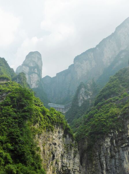 File:181TianmenHotelByFilmer.jpg