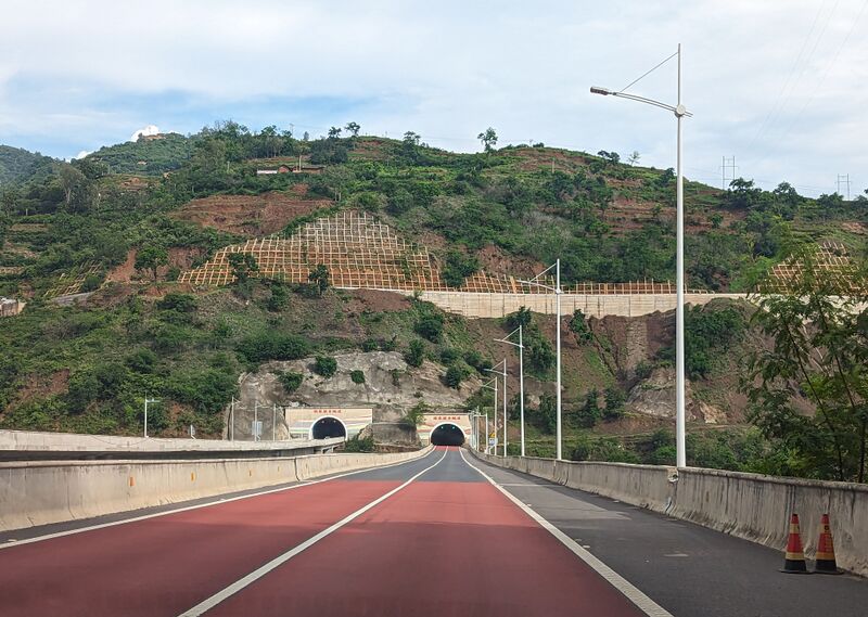 File:DashagouTunnels.jpg