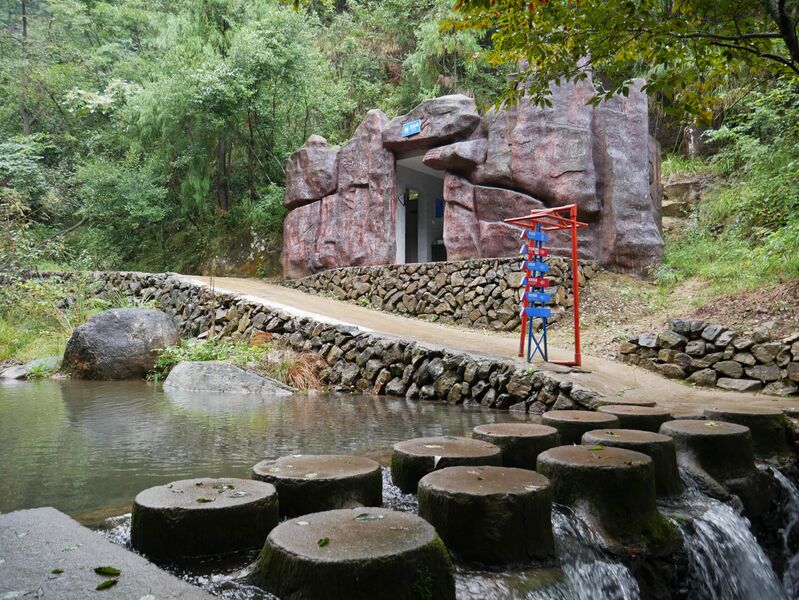 File:LingjiangyuanBathroom.JPG