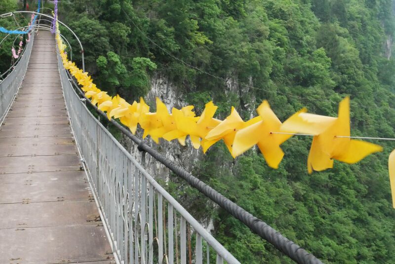 File:Tongzi FootbridgeSpinners.JPG