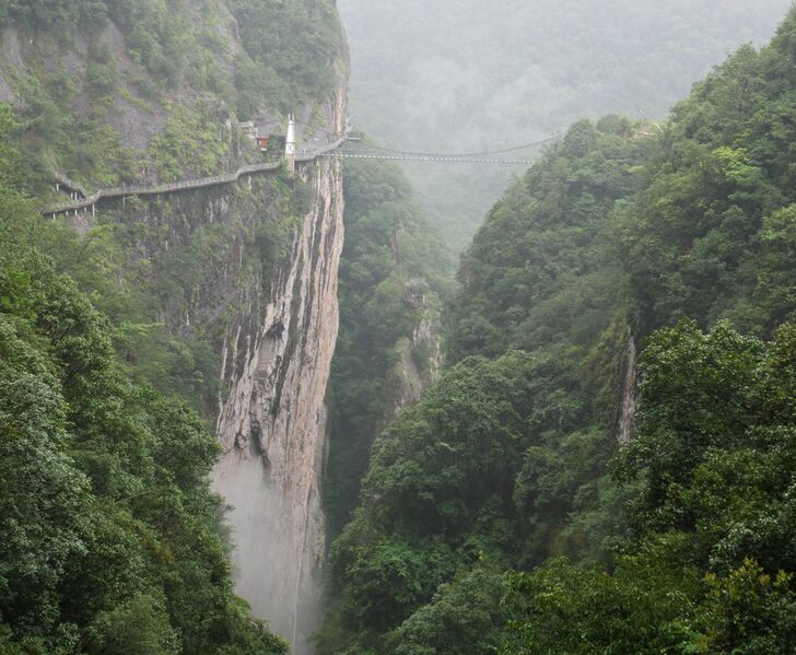 File:YaxiakuGlassFootbridgeVeryWide.JPG