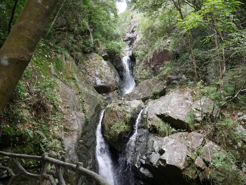 File:Lianghuangshan GlassWaterfall.JPG