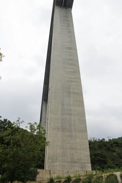 File:ErhaiheGiantPierShaft.JPG