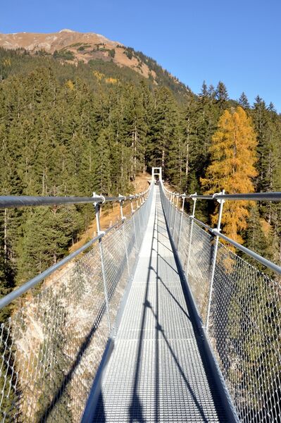 File:Haengebruecke Holzgau oktober2011LechtalHotels.JPG