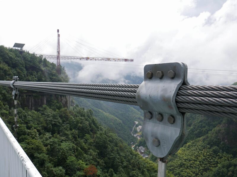 File:LingjiangyuanGlassFootbridgeHanger.JPG