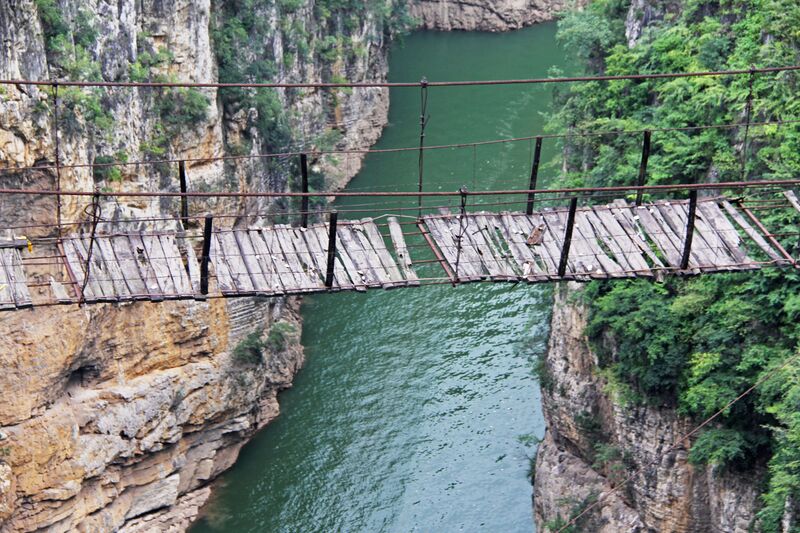 File:LuoluSuspensionFootbridgeClose.jpg