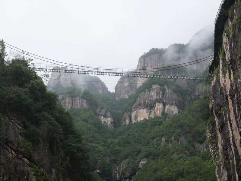 File:YaxiakuGlassCloseClouds.JPG