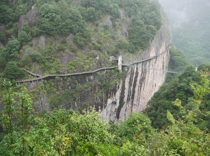 File:YaxiakuGlassFootbridgeGiantWall.JPG