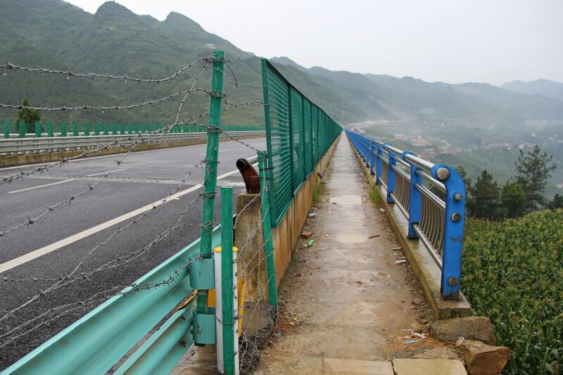 File:ChishuiheBeamWalkway.jpg