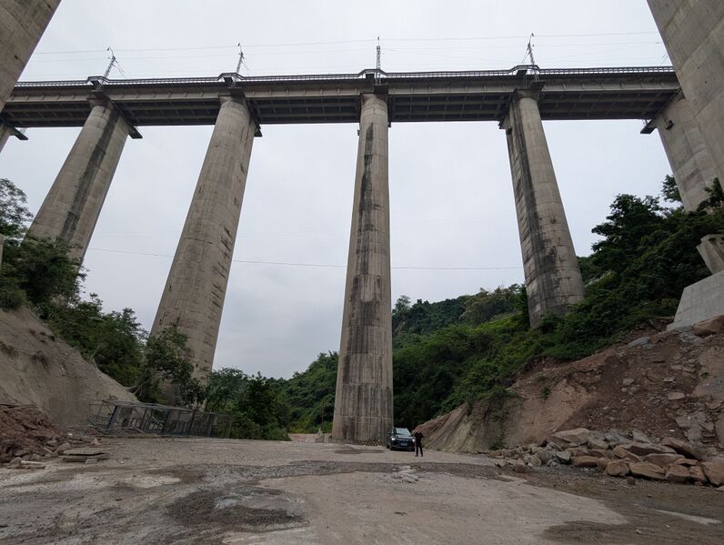 File:Daqinggou RailwayOldPiers2.jpg