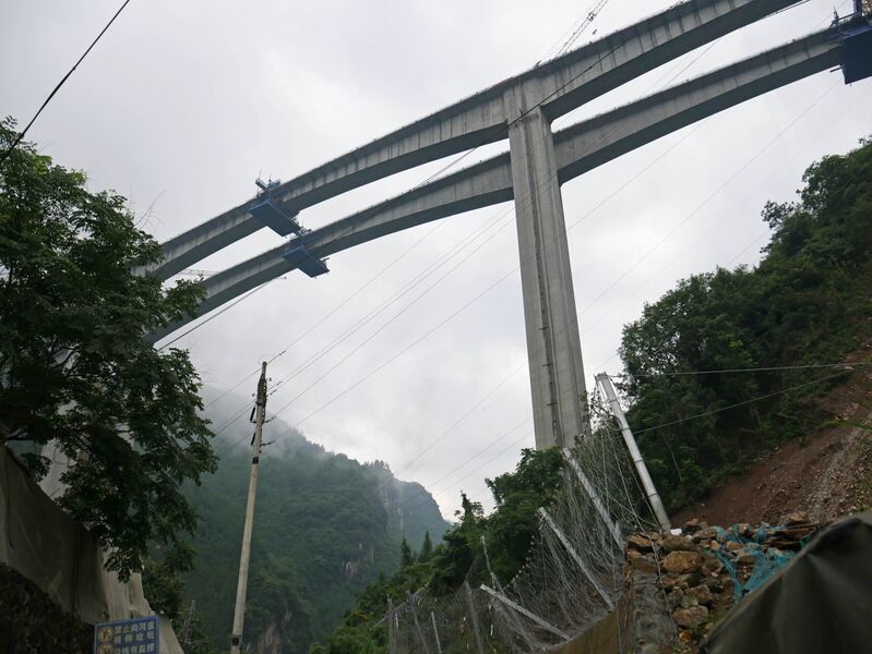 File:Fenghuang Bridge WuyunkaiGraySky.JPG