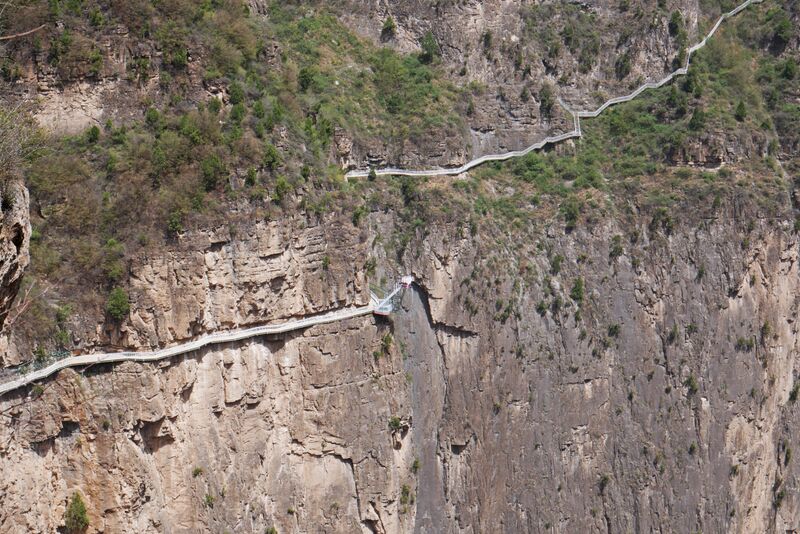 File:Tianjishan PlatformStepsFarView3.JPG
