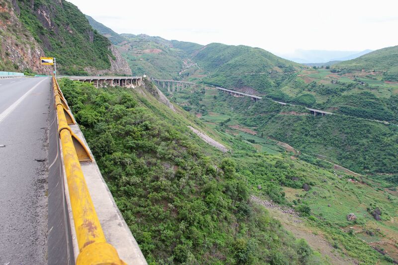 File:Yunnan106mtrHG56StraightBeamKm539Descent.jpg