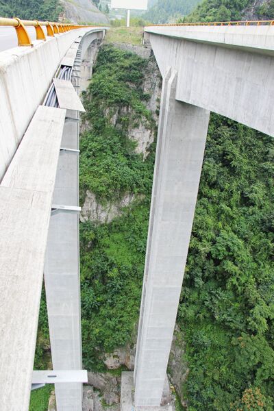 File:MayangouPiers&CliffView.jpg