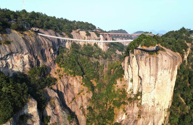 File:Nanhai FootbridgeValleyGold.jpg