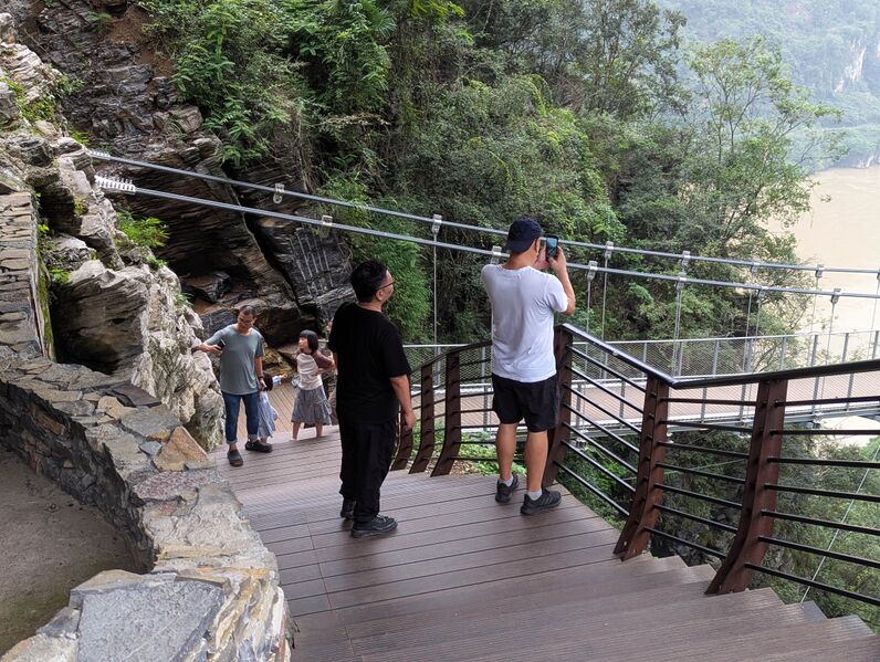 File:Tianzhushan Footbridge61.jpg