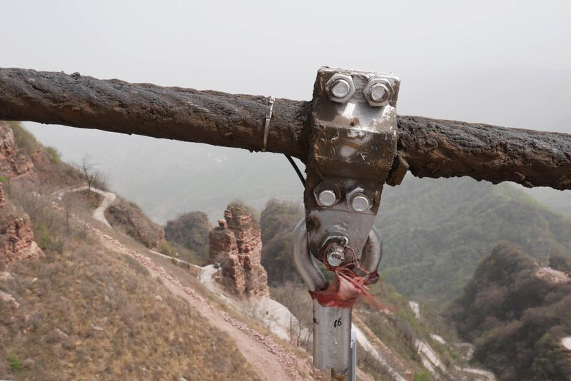 File:WudangshanFootbridgeClampClose.JPG