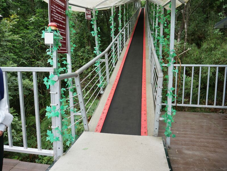 File:Yundingfeidu Glass Footbridge32.JPG
