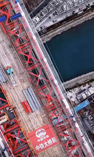 File:Daduhe railway bridge ChuanzangTrussDeckDown.jpg