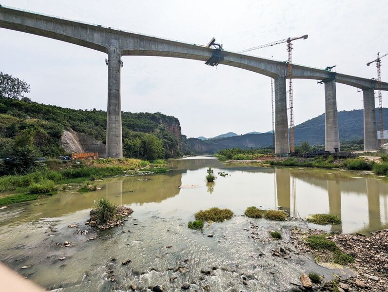 File:Huangbaihe RailwayMiddleRiverView.jpg
