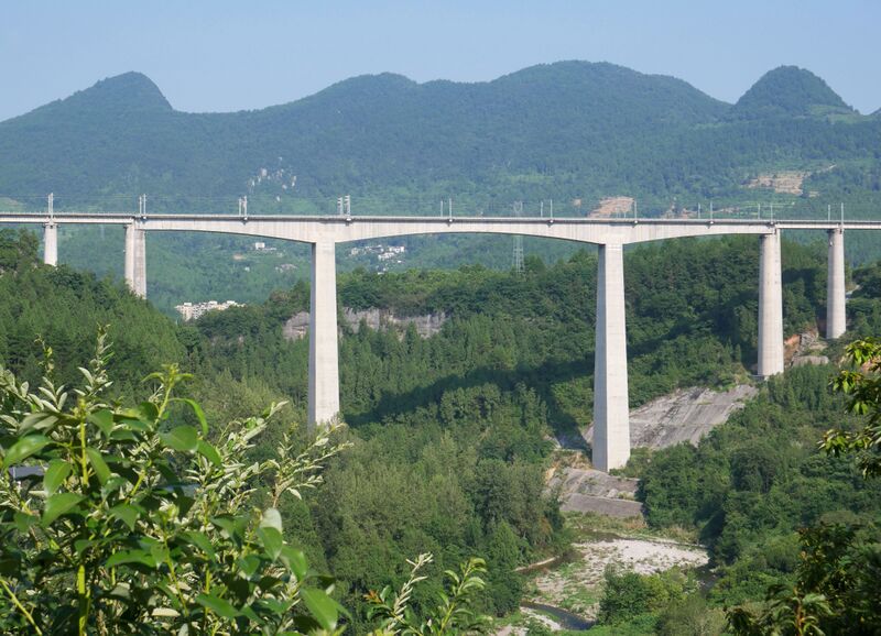 File:Qianjiang RailwayMountains.JPG