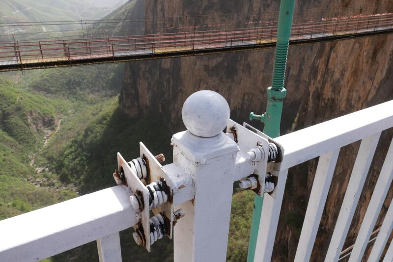 File:Tianjishan FootbridgeRailingJunction.JPG