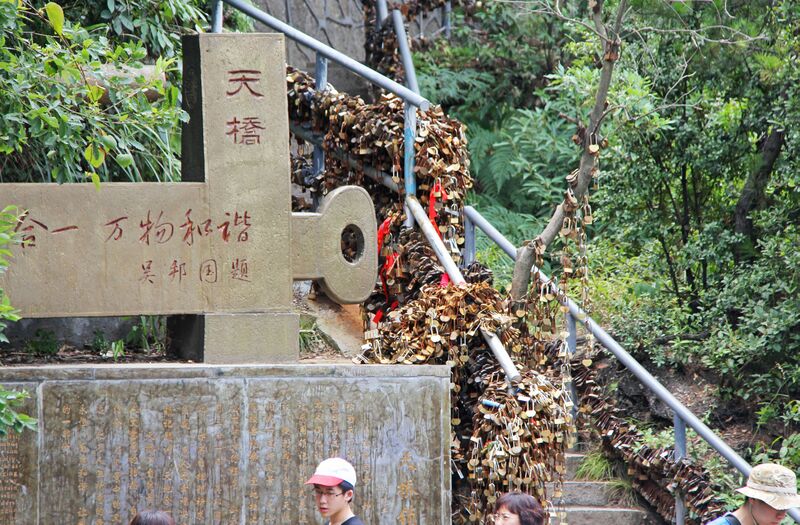 File:187ZhangjiajieParkLocks.jpg