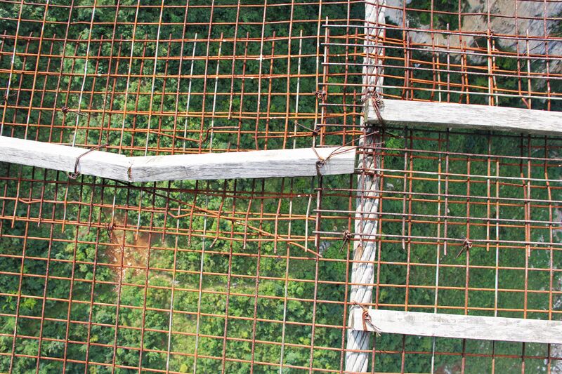 File:DimuheFootbridgeMeshClose.jpg
