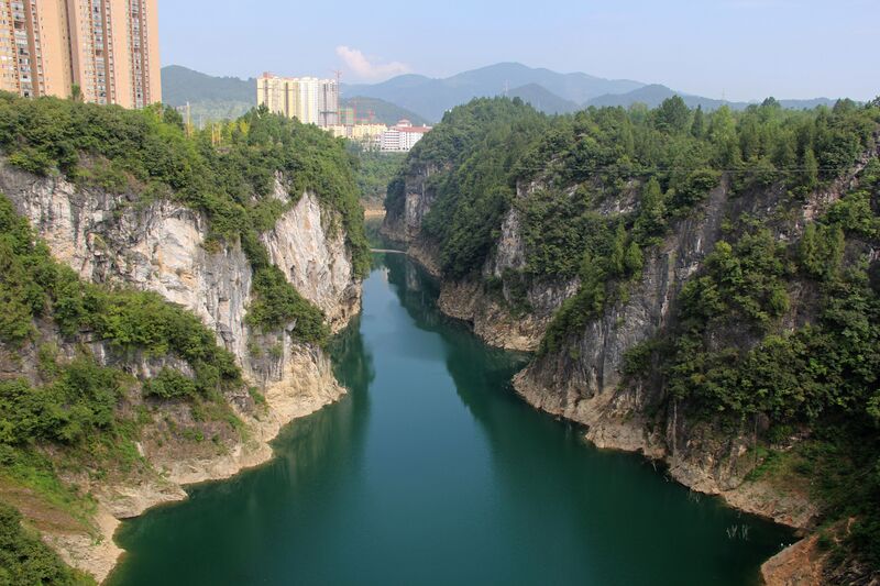 File:HongduheWuchuanFengle2LaneReservoir.JPG