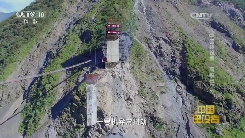 File:Lianghekou dam crane lifting.jpg