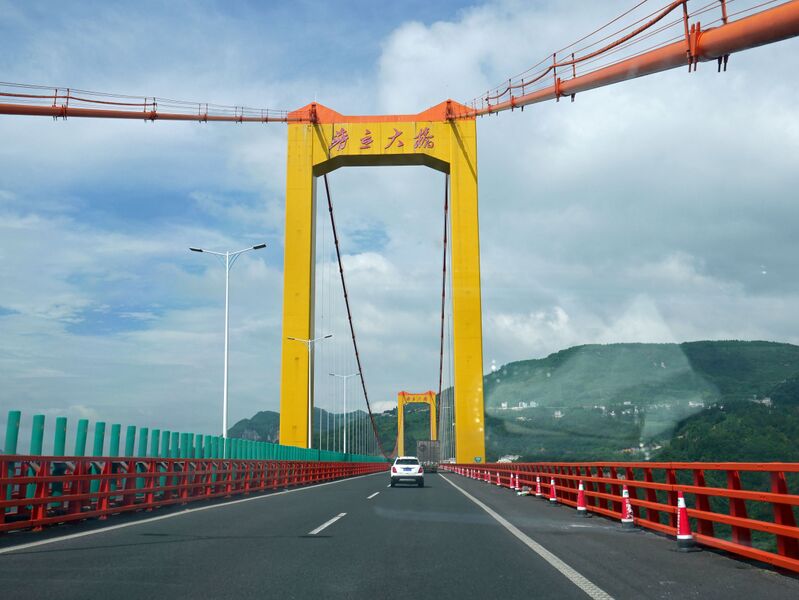 File:PuliYellowTowerCableSky.JPG