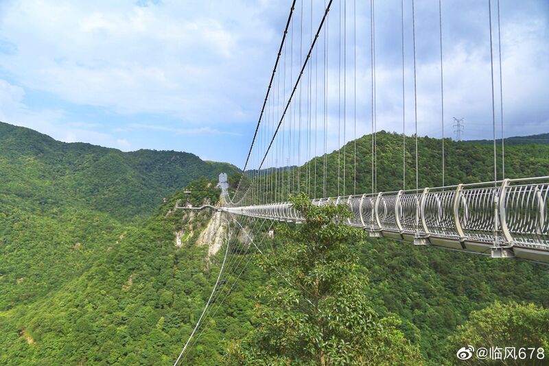 File:Qingrengu GlassProb 355mtrSpan.jpg