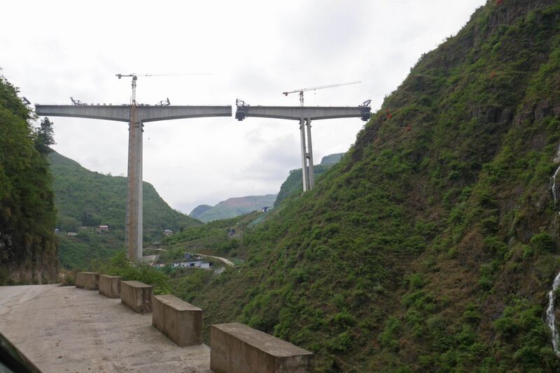 File:Xiaolongtan RailwayRoadEdge.JPG
