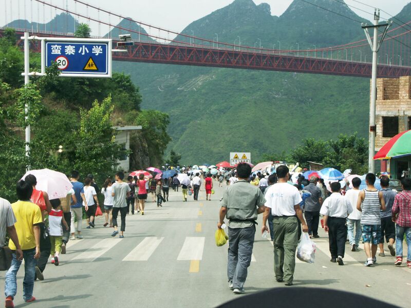 File:4SpectatorsOnRoad.jpg