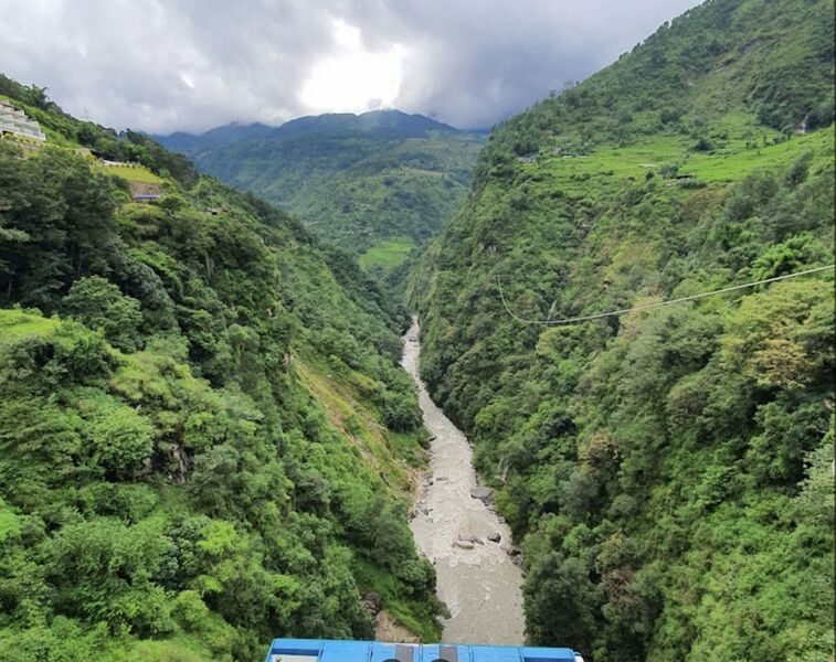 File:Bhote KosiEdge.jpg