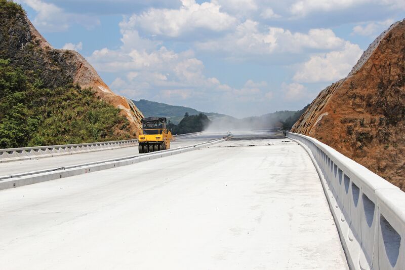 File:SanjiaoyanBridge3WestDeck.jpg