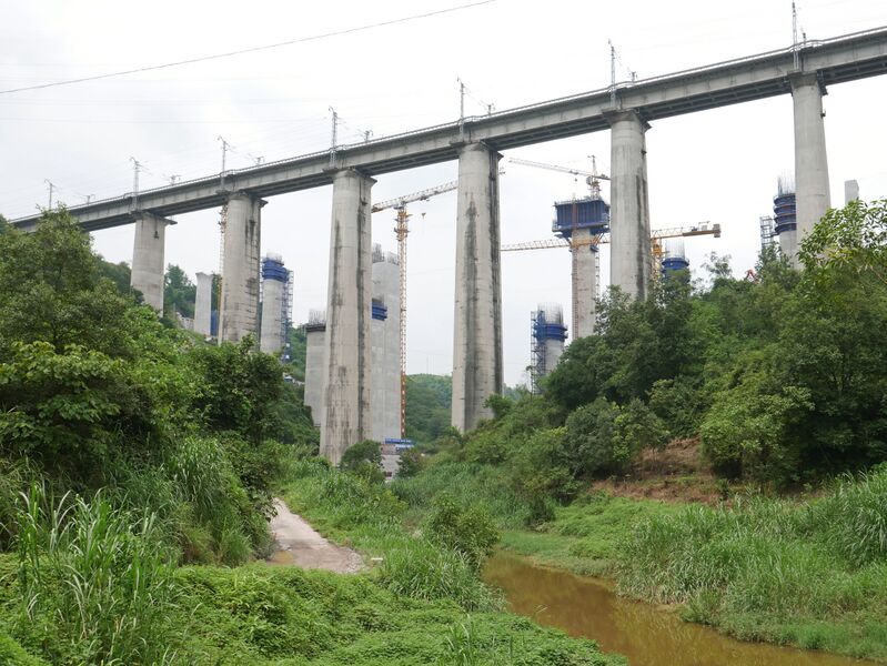 File:Daqinggou RailwayBridges.JPG