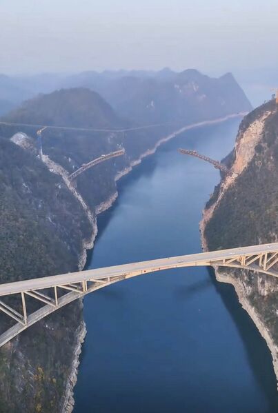 File:JiangjieheRailwayBlueRiver.jpg