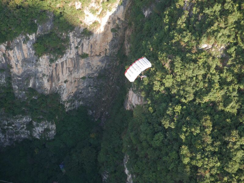 File:NizhuheBASEGlideCanyon.JPG