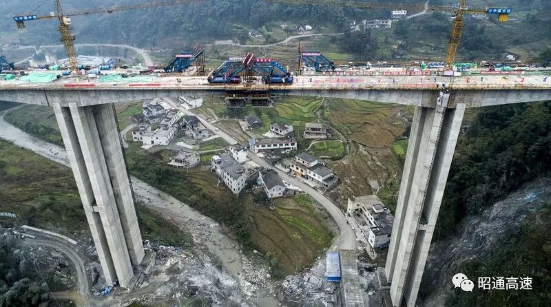 File:Zhaxi Changzheng1Piers.jpg