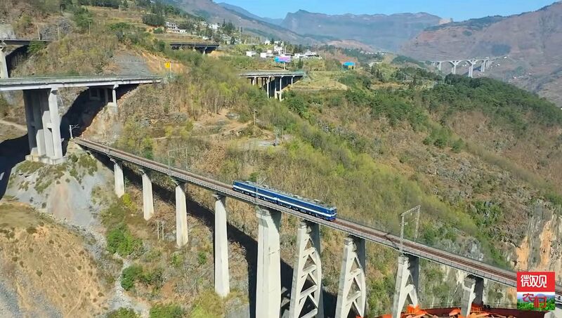 File:BeipanjiangShuipanTrainexpressway.jpg