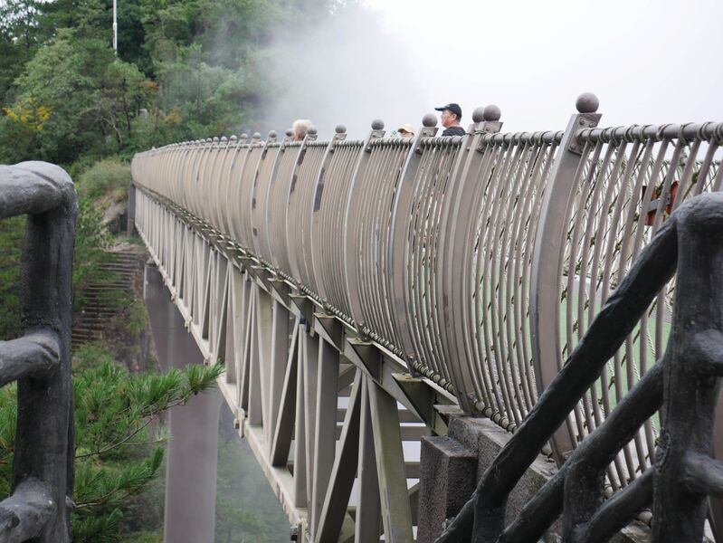 File:HongmengFootbridge7.JPG