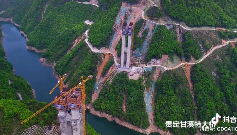 File:GanxiHighDroneYellowCrane.jpg